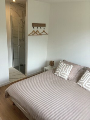 4 chambres, fer et planche à repasser, accès au Wi-Fi (inclus)
