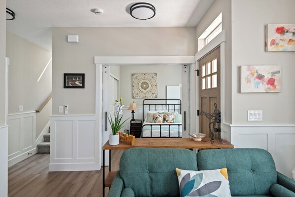 Smart TV, computer monitors - The Cherry Blossom - 3BD 2.5 BA House near Mississippi Ave and Legacy Emmanuel (Portland)