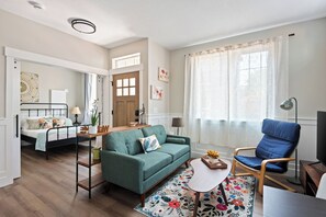 Smart TV, computer monitors - The Cherry Blossom - 3BD 2.5 BA House near Mississippi Ave and Legacy Emmanuel (Portland)