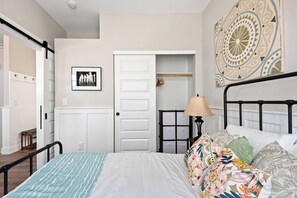 3 bedrooms, desk, iron/ironing board, free WiFi