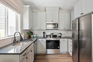 Fridge, microwave, oven, stovetop - The Cherry Blossom - 3BD 2.5 BA House near Mississippi Ave and Legacy Emmanuel (Portland)