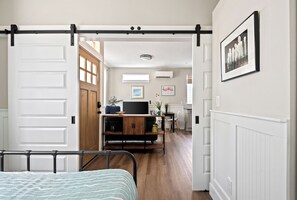 3 bedrooms, desk, iron/ironing board, free WiFi - The Cherry Blossom - 3BD 2.5 BA House near Mississippi Ave and Legacy Emmanuel (Portland)