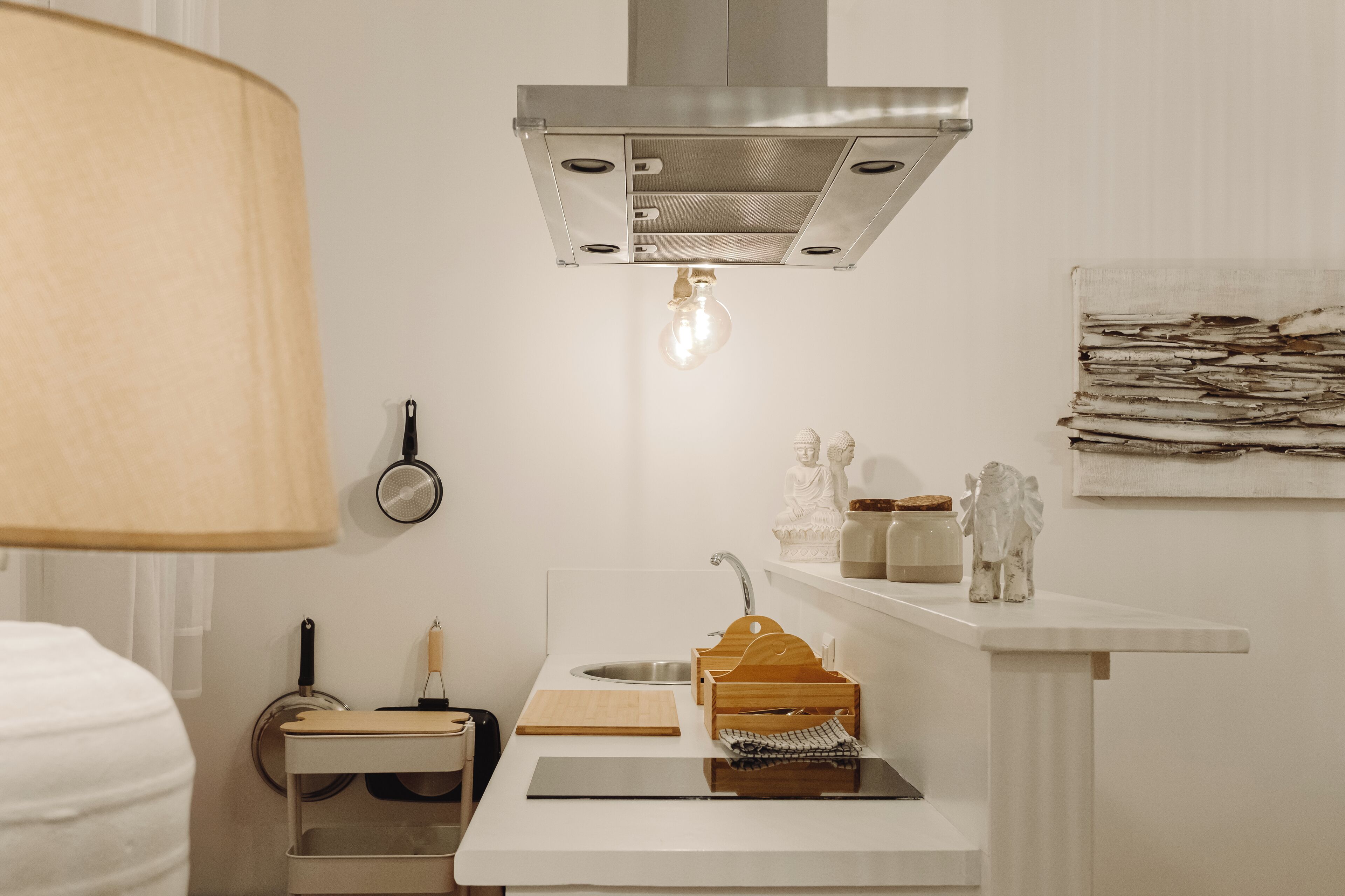 Kjøleskap, mikrobølgeovn, kokeplater og kaffetrakter/tekoker