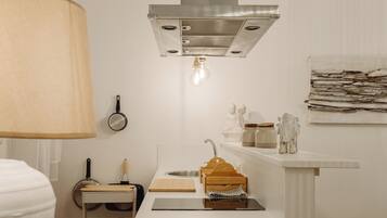 Kjøleskap, mikrobølgeovn, kokeplater og kaffetrakter/tekoker