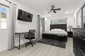 4 室のベッドルーム、デスク、アイロン / アイロン台、WiFi