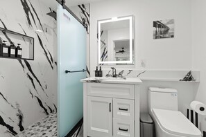 Shower, hair dryer, towels, soap - La Villa Gris – 4BR Coastal Retreat Near Clearwater & Gulf Beaches (Largo)