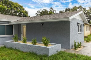 Exterior - La Villa Gris – 4BR Coastal Retreat Near Clearwater & Gulf Beaches (Largo)