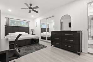 4 bedrooms, desk, iron/ironing board, WiFi - La Villa Gris – 4BR Coastal Retreat Near Clearwater & Gulf Beaches (Largo)