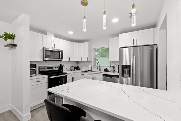 冷蔵庫、電子レンジ、オーブン、コンロ