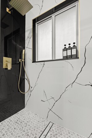 Dusche, Haartrockner, Handtücher, Seife