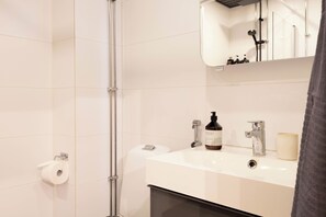 Haartrockner, Handtücher, Seife, Toilettenpapier