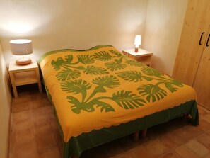 2 bedrooms, iron/ironing board, WiFi, bed sheets