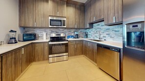 Four à micro-ondes, un four, surface de cuisson, lave-vaisselle