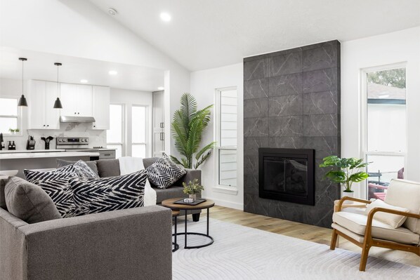 Téléviseur connecté, foyer, livres, écran d’ordinateur