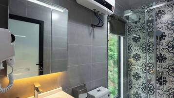 Deluxe Double Room, 1 King Bed, Balcony | Bathroom