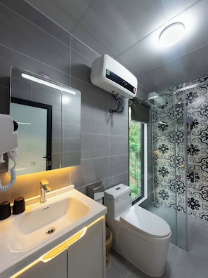 Deluxe Double Room, 1 King Bed, Balcony | Bathroom | Shower, hair dryer, towels, soap