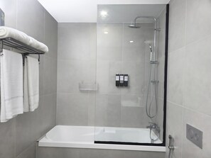 Bathroom - Spacious 4 bdr for family/group (Addis Ababa)