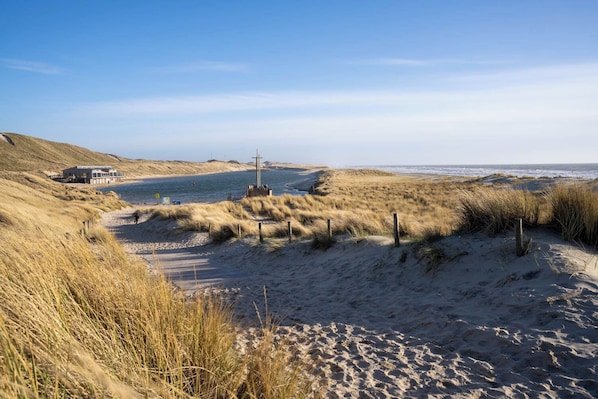 Sun-loungers - Modern comfortable vacation home, close to the beach, swimming pool, beautiful view (Sint Maarten)