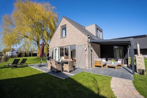 Outdoor dining - Modern comfortable vacation home, close to the beach, swimming pool, beautiful view (Sint Maarten)