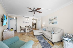 Lägenhet - flera sängar (18th floor beachfront condo with pool) | Vardagsrum