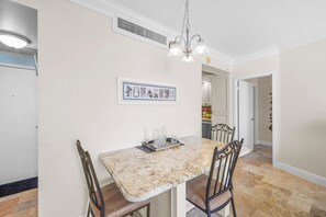 Leilighet, flere senger (18th floor beachfront condo with pool) | Spiseområde