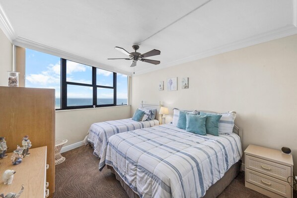 Leilighet, flere senger (18th floor beachfront condo with pool) | 2 soverom