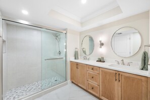 Condo, 1 King Bed with Sofa bed (Rare desirable unit located in Shipps) | Bathroom