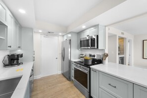 Condo, 1 King Bed with Sofa bed (Rare desirable unit located in Shipps) | Private kitchen