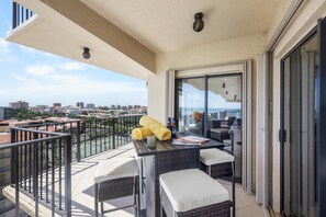 Apartment, 1 King-Bett und Schlafsofa (Rare desirable unit located in Shipps) | Speisen im Freien