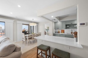Condo, 1 King Bed with Sofa bed (Rare desirable unit located in Shipps) | Interior