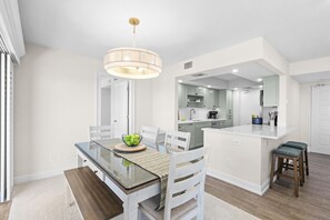 Condo, 1 King Bed with Sofa bed (Rare desirable unit located in Shipps) | Dining