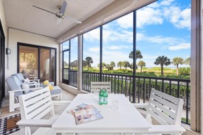 公寓客房, 1 張特大雙人床 (First floor walkout beachfront condom) | 室外用�餐