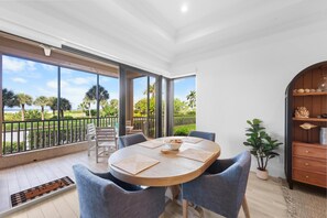 Lägenhet - 1 kingsize-säng (First floor walkout beachfront condom) | Restauranger