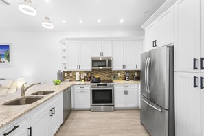 Lägenhet - 1 kingsize-säng (First floor walkout beachfront condom) | Eget kök