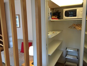 1 habitación y tabla de planchar con plancha 