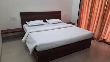 Standard Double Room, Balcony | In-room safe, laptop workspace, soundproofing, iron/ironing board
