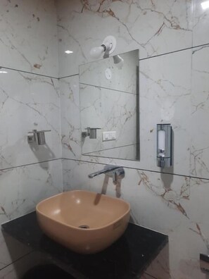 シャワー、バスアメニティ (無料)、石鹸、シャンプー