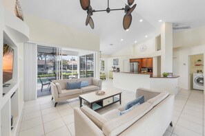 Casa, varias camas (Seaside waterfront home with heated p) | Área de sala de estar