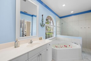 Casa, varias camas (Seaside waterfront home with heated p) | Baño