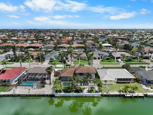 Casa, varias camas (Beachy waterfront home with heated po) | Exterior