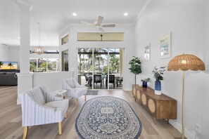 منزل - عدة أسرّة (Beachy waterfront home with heated po) | المنشأة من الداخل