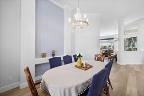 منزل - عدة أسرّة (Beachy waterfront home with heated po) | تناول الطعام
