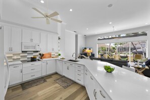 單棟房屋, 多張床 (Beachy waterfront home with heated po) | 私人廚房