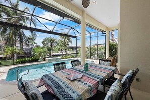 منزل - عدة أسرّة (Beachy waterfront home with heated po) | تناول الطعام