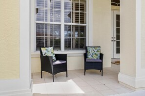 Casa, varias camas (Beachy waterfront home with heated po) | Terraza o patio