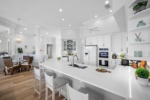 Casa, varias camas (Beachy waterfront home with heated po) | Cocina privada