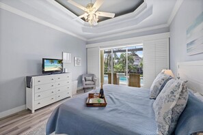 4 bedrooms - Beachy Waterfront Home With Heated Pool and S Exposure (Marco Island)