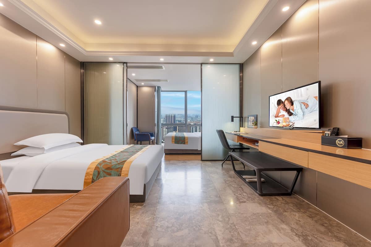 Quarto duplo superior, 2 camas de casal, vista para a cidade | Cofres nos quartos, escrivaninha, espaço de trabalho para notebook