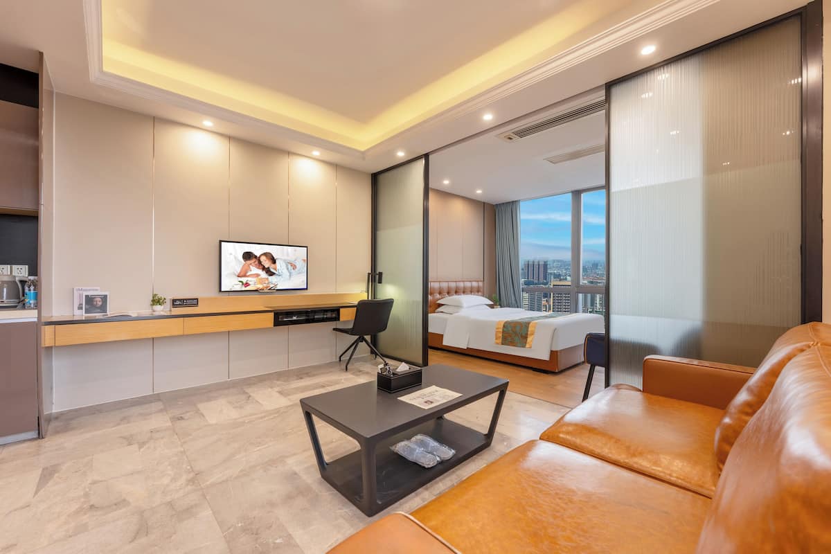 Quarto casal superior, 1 cama Queen, vista para a cidade | Cofres nos quartos, escrivaninha, espaço de trabalho para notebook