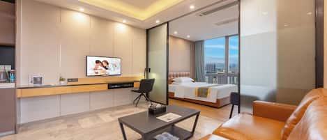 Quarto casal superior, 1 cama Queen, vista para a cidade | Cofres nos quartos, escrivaninha, espaço de trabalho para notebook